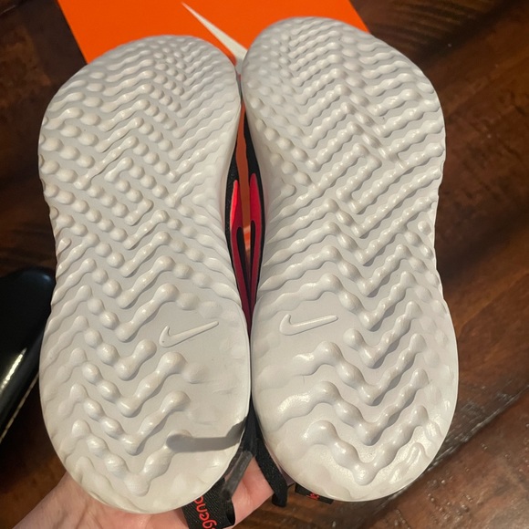 Kids Nike running shoes size 12 - Picture 3 of 3